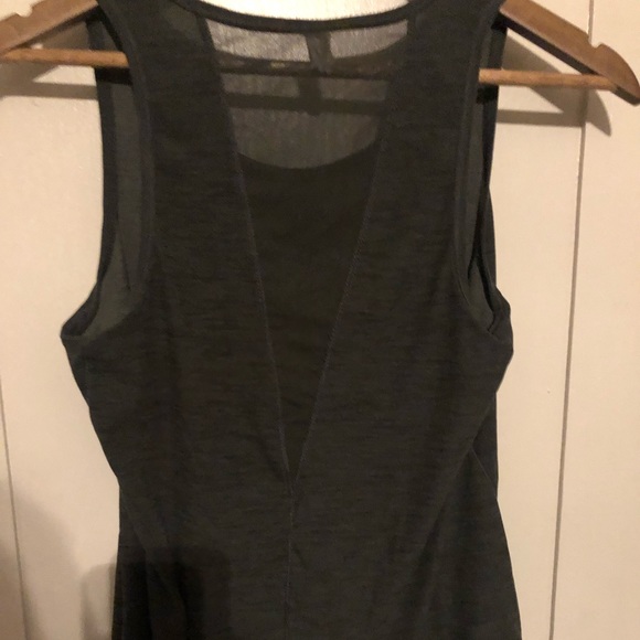 Old navy Workout top - Picture 2 of 3